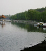 黃水河兩岸生機(jī)盎然，綠意蔥蘢，走在兩岸曲徑通幽的小路上，暗香來襲，沁人心脾，成為西寧市的一處天然氧吧。
